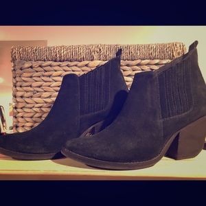 Matisse size 10 black suede booties